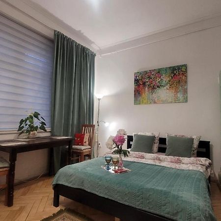 Central Apartment On Rynok Square Leópolis Exterior foto