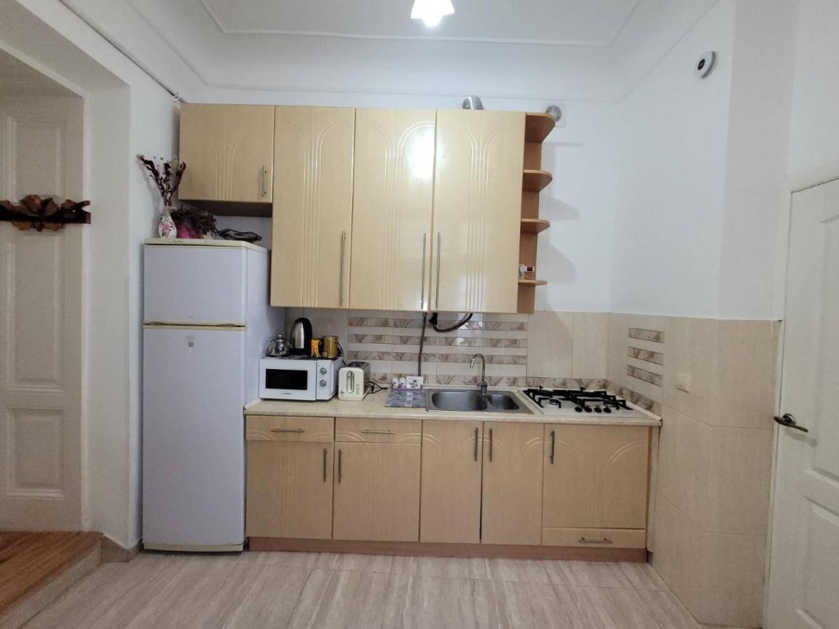 Central Apartment On Rynok Square Leópolis Exterior foto