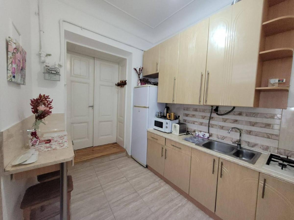 Central Apartment On Rynok Square Leópolis Exterior foto