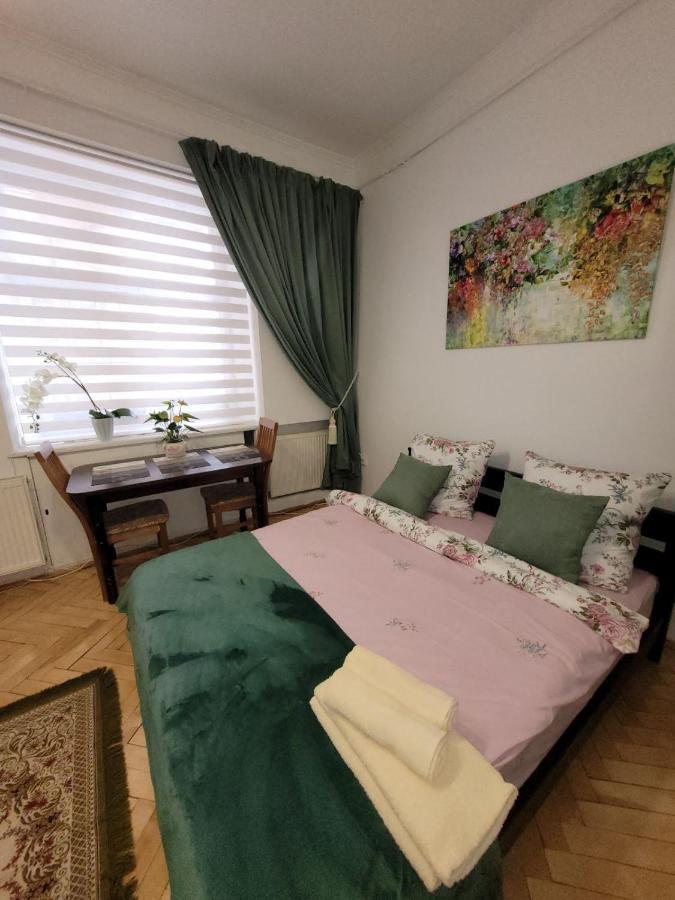 Central Apartment On Rynok Square Leópolis Exterior foto