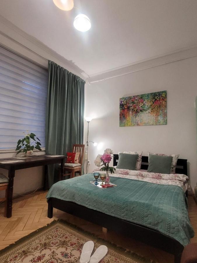 Central Apartment On Rynok Square Leópolis Exterior foto